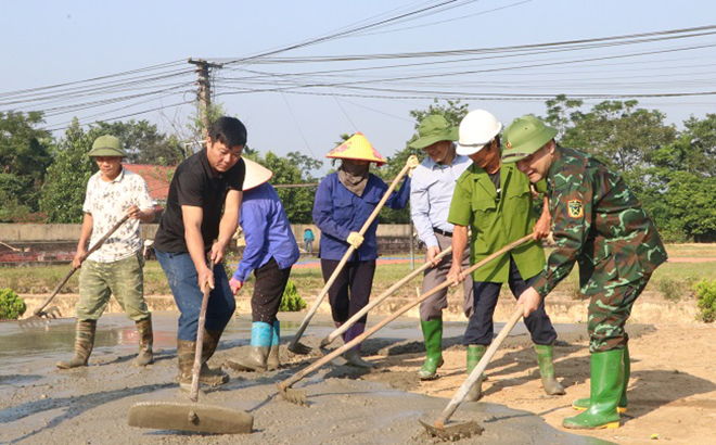 Đồng chí Trần Nhật Tân - Bí thư Huyện ủy Trấn Yên (bên phải) tham gia lao động trong Chương trình “Ngày cuối tuần cùng dân”.