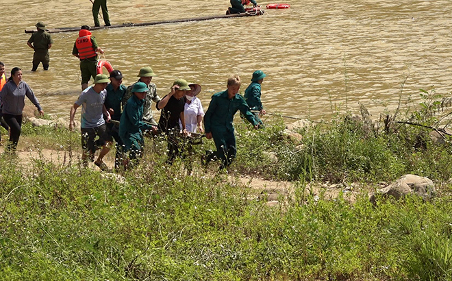 Cán bộ, chiến sĩ lực lượng vũ trang huyện và nhân dân địa phương tham gia diễn tập phòng chống thiên tai và tìm kiếm cứu nạn tại xã An Lương, huyện Văn Chấn năm 2022.
