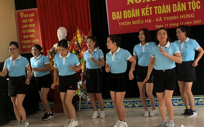 Hội viên phụ nữ xã Thịnh Hưng, huyện Yên Bình tham gia hoạt động văn hóa, văn nghệ trong Ngày hội Đại đoàn kết toàn dân tộc ở khu dân cư năm 2022.