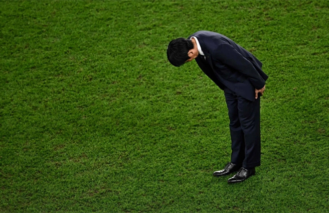 HLV Moriyasu cúi đầu xin lỗi người hâm mộ sau khi bị loại khỏi vòng 1/8 World Cup