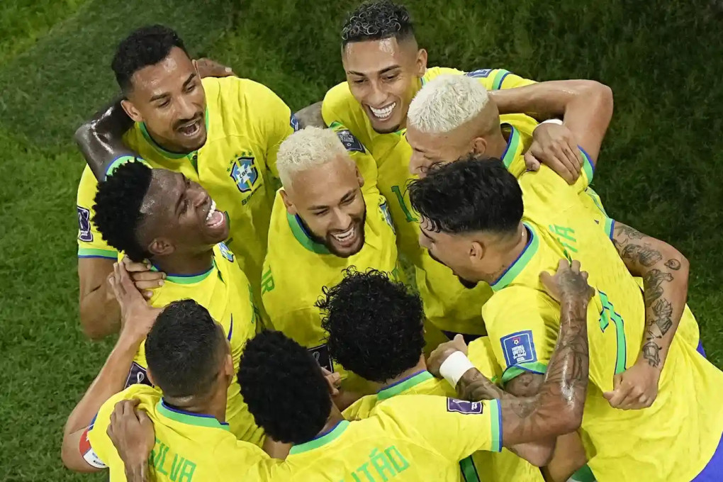 Cầu thủ Brazil mừng bàn của Neymar vào lưới Hàn Quốc ở vòng 1/8 World Cup 2022 trên sân 974, thành phố Doha, Qatar tối 5/12.