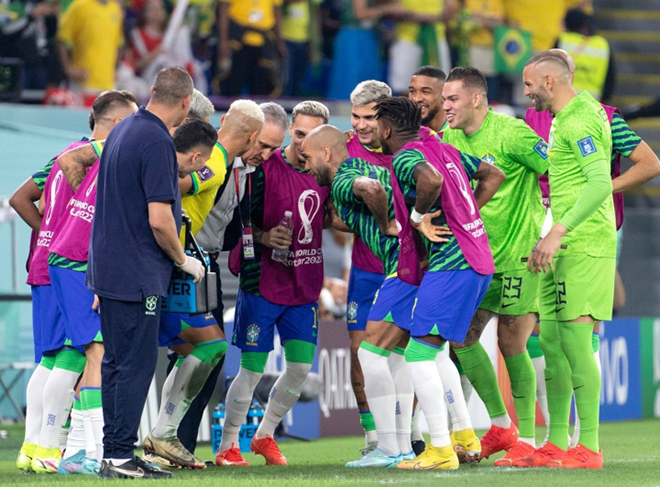 Cầu thủ Brazil chống tay vào hồng và cùng nhau thực hiện động tác ăn mừng kiểu bồ câu.