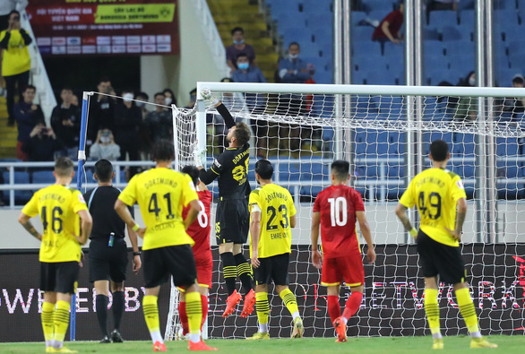 Xà ngang khung thành CLB Borussia Dortmund bị bung ra trong trận giao hữu với đội tuyển Việt Nam tối 30-11 trên sân Mỹ Đình