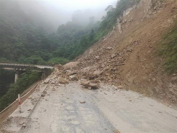 Hàng trăm khối đất, đá trên núi đổ xuống gây ách tắc trên tuyến Quốc lộ 8A, đoạn qua xã Sơn Kim 1, huyện Hương Sơn, Hà Tĩnh.