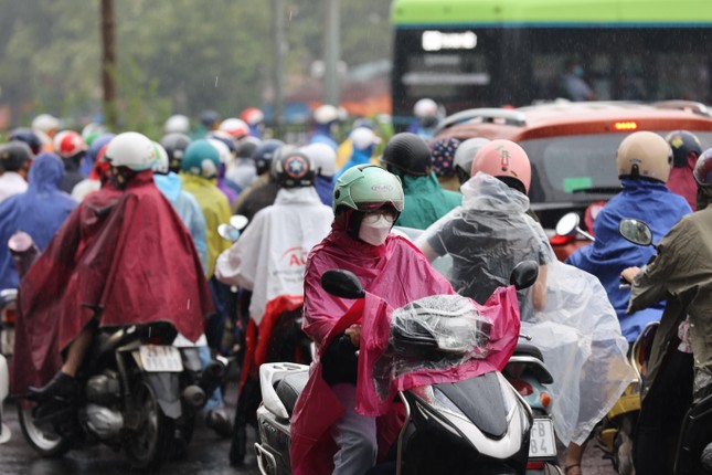 Miền Bắc sáng mai vừa mưa vừa rét.