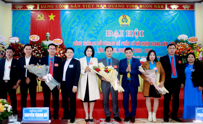 Đồng chí Phan Huy Cường - Phó Chủ tịch Liên đoàn Lao động tỉnh và lãnh đạo Công ty Cổ phần Sứ kỹ thuật Hoàng Liên Sơn tặng hoa chúc mừng Ban Chấp hành Công đoàn cơ sở Công ty nhiệm kỳ 2023 - 2028.
