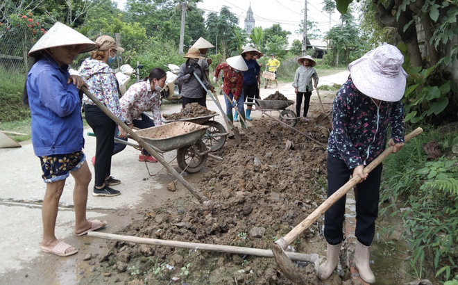 Các hội viên Hội Phụ nữ xã Bảo Hưng, huyện Trấn Yên tham gia tu sửa đường giao thông nông thôn.