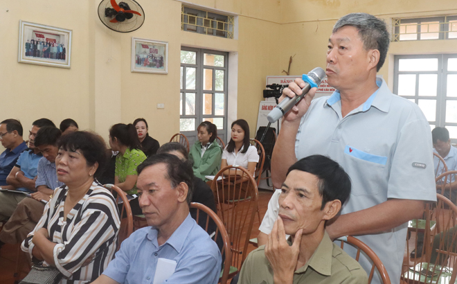 Công dân phường Nguyễn Thái Học phát biểu ý kiến tại Hội nghị tiếp xúc cử tri với đại biểu HĐND 3 cấp chuẩn bị cho kỳ họp cuối năm 2022.