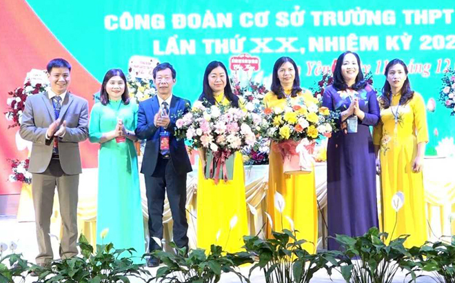 Ban Chấp hành Công đoàn Trường THPT Chu Văn An khóa XX, nhiệm kỳ 2023-2028 ra mắt Đại hội.