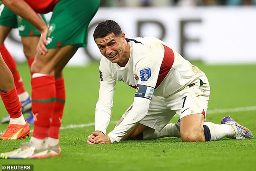 Ronaldo đổ sụp xuống bật khóc sau khi Bồ Đào Nha bị loại khỏi World Cup 2022.