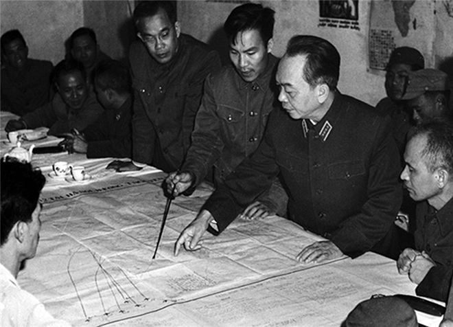 Đại tướng Võ Nguyên Giáp cùng lãnh đạo Quân chủng Phòng không - Không quân chuẩn bị phương án đánh B-52 năm 1972. Ảnh tư liệu