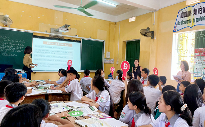 Một buổi sinh hoạt chuyên môn cụm trường, dạy học theo định hướng phát triển phẩm chất, năng lực của người học tại Trường THCS Tô Hiệu, thị xã Nghĩa Lộ.