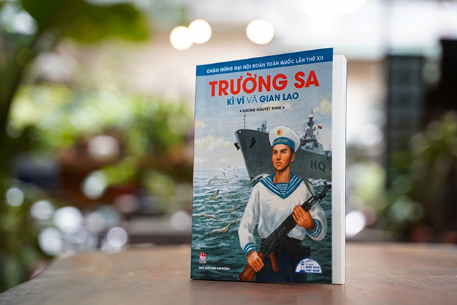 “Trường Sa kì vĩ và gian lao” tập hợp 22 bút kí ấn tượng viết về quần đảo thiêng liêng của nhà văn Sương Nguyệt Minh.