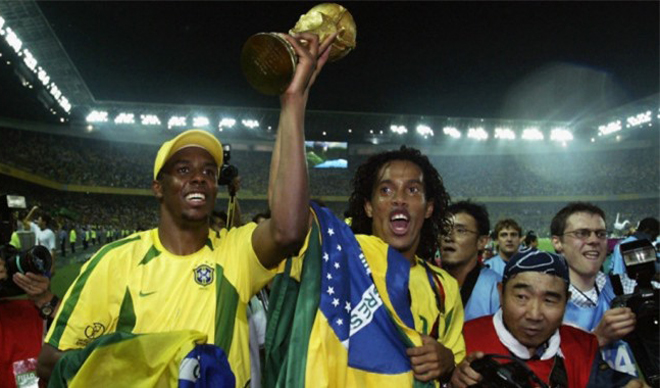 1 năm sau khi gia nhập PSG, Ronaldinho vô địch World Cup 2002.