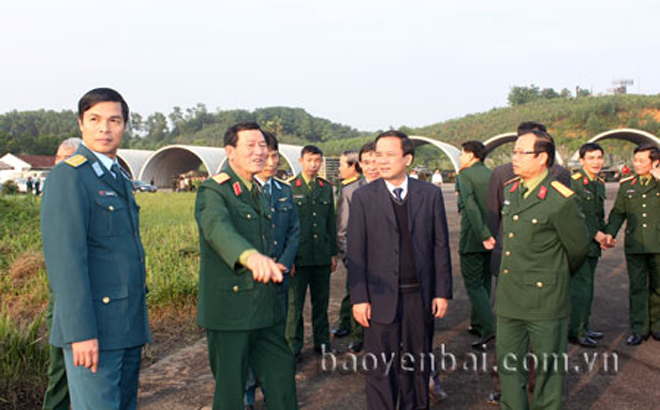 Trung tướng, phi công Phạm Tuân (người thứ 2 từ trái sang) cùng các đồng chí lãnh đạo tỉnh thăm Sân bay Yên Bái.