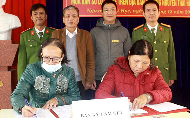 Các đại lý bán vé XSKT ký cam kết hợp đồng trước sự chứng giám của đại diện Công ty Xổ số Yên Bái, Công an thành phố Yên Bái, chính quyền phường Nguyễn thái Học.