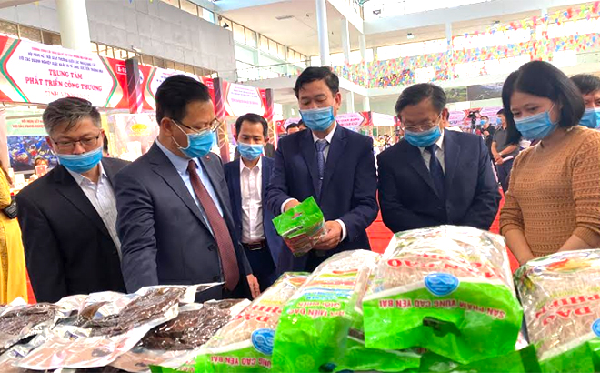 Các sản phẩm của Yên Bái tham gia trưng bày tại Hội chợ kinh tế thương mại biên giới Trung - Việt tổ chức tại tỉnh Lào Cai.