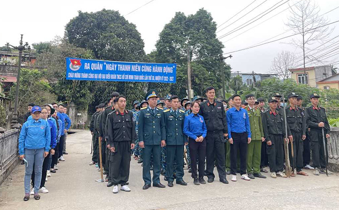 ĐVTN các đơn vị tham gia “Ngày thanh niên cùng hành động” ra quân dọn dẹp môi trường.