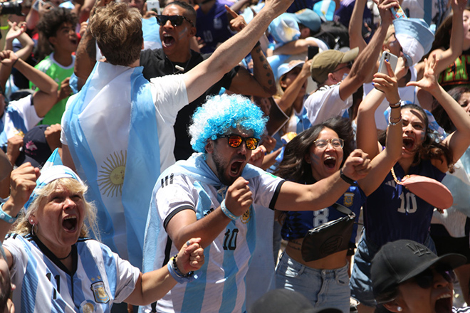 Người dân Argentina ăn mừng đội tuyển vô địch World Cup 2022 tại tại thủ đô Buenos Aires hôm 18/12.