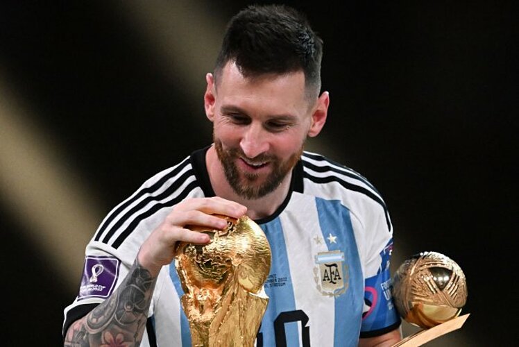 May mắn đã đến với Messi khi anh nhận được danh hiệu quan trọng trong sự nghiệp của mình. Hãy cùng xem lại hình ảnh của Messi trong lúc tận hưởng khoảnh khắc vui vẻ và hạnh phúc này.