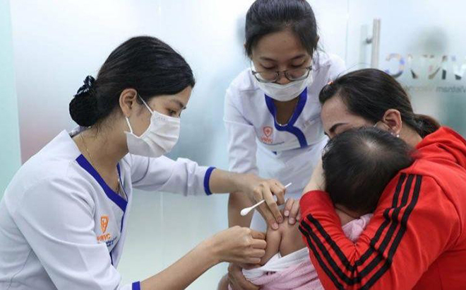 Bác sĩ khuyến cáo cần tiêm vaccine cúm cho trẻ em.