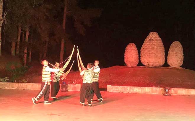 Biểu diễn văn nghệ buổi tối tại đồi thông Eo Gió, thị trấn Trạm Tấu.