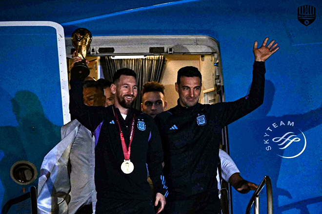 Messi và HLV Scaloni là những người bước ra khỏi máy bay đầu tiên