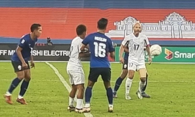 Campuchia (áo xanh) thắng đội khách Phiilippines 3-2 ở lượt đầu bảng A AFF Cup 2022 trên sân Morodok Techo, thủ đô Phnom Penh, thứ ba 20/12. Ảnh: AFF
