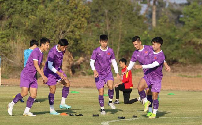 Các cầu thủ tập luyện tại Lào.