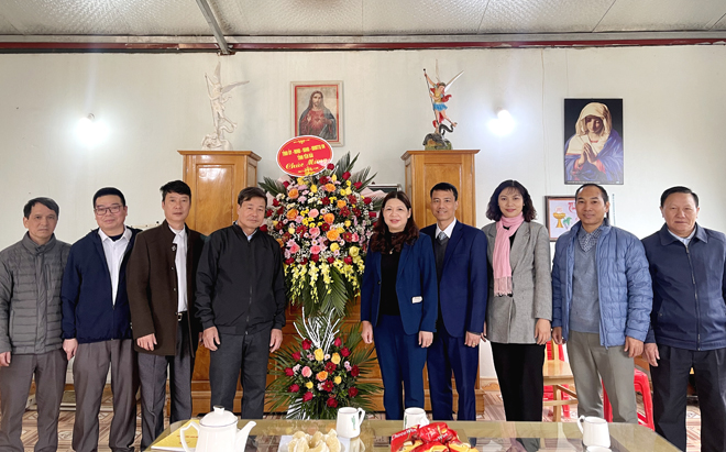 Đồng chí Hoàng Thị Vĩnh – Ủy viên Ban Thường vụ Tỉnh ủy, Trưởng Ban Dân vận Tỉnh ủy tặng hoa và quà cho đại diện Giáo xứ Phình Hồ.