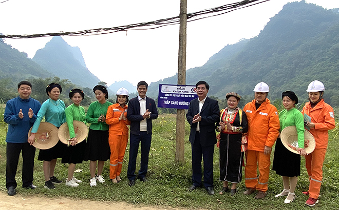 Công ty Điện lực Yên Bái hỗ trợ công trình “Thắp sáng đường quê” tại thôn Nặm Chắn, xã Lâm Thượng, huyện Lục Yên.
