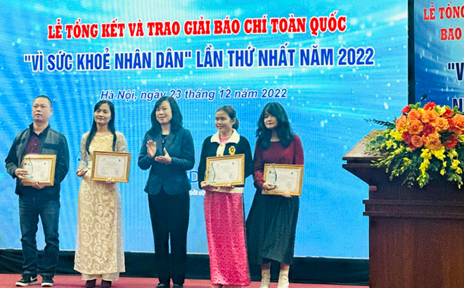 Bộ trưởng Bộ y tế trao Bằng khen và chụp ảnh cùng các tác giả báo chí đạt giải cao