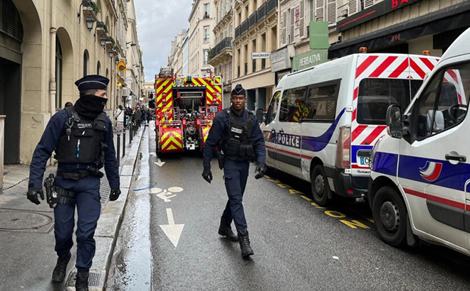 Cảnh sát và lực lượng cứu hỏa bảo vệ một đường phố ở Paris sau vụ xả súng ngày 23/12.