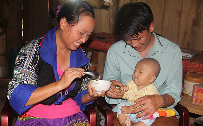 Nhờ làm tốt công tác tuyên truyền, các cặp vợ chồng người Mông đã thực hiện tốt công tác DS-KHHGĐ và chăm lo tốt cho con cái.
