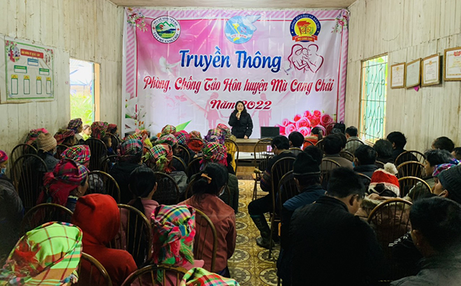 Cán bộ dân số huyện Mù Cang Chải tuyên truyền cho người dân phòng, chống tảo hôn, hôn nhân cận huyết thống.