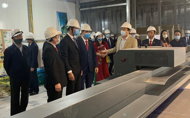 Leaders of departments, agencies and provincial business associations visit Red Stone Minerals Jsc joint Stock Company in Southern Industrial Park in Van Phu commune, Yen Bai city.