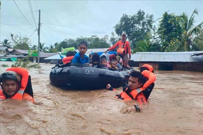 Lực lượng cứu hộ sơ tán người dân khỏi các khu vực ngập lụt ở Parang, Maguindanao, Philippines, ngày 28/10/2022.