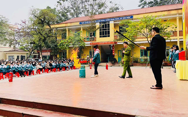  học sinh Trường THPT Chu Văn An, huyện Văn Yên được tuyên truyền kiến  thức phòng cháy chữa cháy và cứu nạn cứu hộ