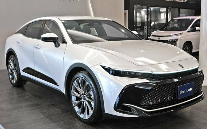 Toyota Crown Crossover 2023.