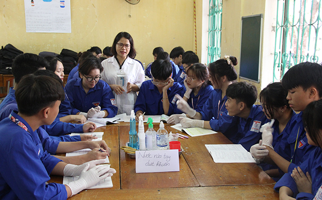 Cô Nguyễn Thị Oanh hướng dẫn học sinh thực hiện các Dự án STEM.