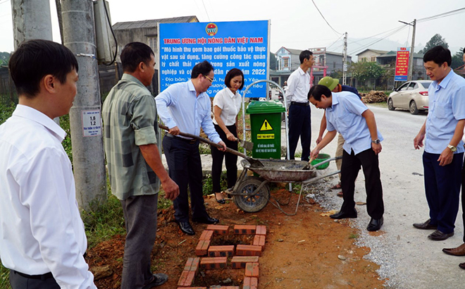 Trung ương Hội Nông dân Việt Nam hỗ trợ 30 thùng chứa rác thải, thu gom bao gói thuốc BVTV sau sử dụng cho Hội Nông dân xã Yên Phú, huyện Văn Yên.