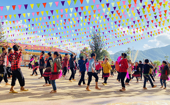 Màn múa dân tộc Mông trong giờ thể dục giữa giờ thu hút sự hào hứng của các em học sinh Trường PTDTBT Tiểu học Lao Chải, huyện Mù Cang Chải.