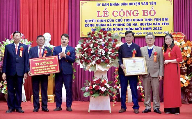Thừa ủy quyền, lãnh đạo Sở Nông nghiệp và Phát triển nông thôn, lãnh đạo Sở Giao thông Vận tải trao Bằng công nhận của Chủ tịch UBND tỉnh công nhận xã Phong Dụ Hạ đạt chuẩn NTM năm 2022 và trao tặng công trình phúc lợi cho xã.