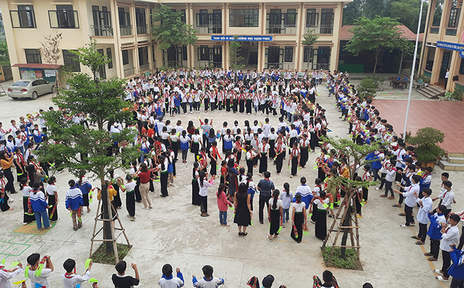 Học sinh Trường THCS Phúc Sơn, xã Phúc Sơn luyện tập Xòe Thái.