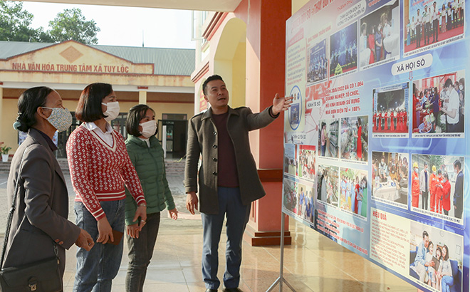 Cán bộ xã Tuy Lộc tuyên truyền nâng cao nhận thức cho người dân về lợi ích của CĐS.