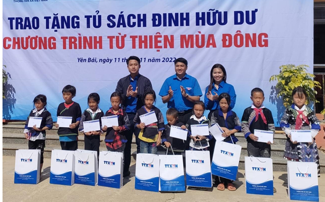 Tỉnh đoàn Yên Bái phối hợp tổ chức trao tặng “Tủ sách Đinh Hữu Dư” tại xã Chế Tạo, huyện Mù Cang Chải.