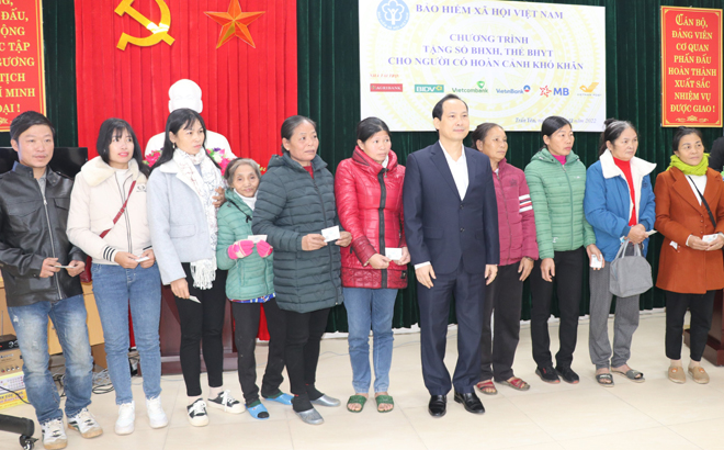 Lãnh đạo Bảo hiểm xã hội tỉnh trao thẻ bảo hiểm y tế cho người dân có hoàn cảnh khó khăn trên địa bàn huyện Trấn Yên.