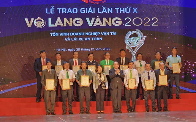 Ban Tổ chức đã trao giải cho 20 tập thể và 50 cá nhân đoạt giải “Vô lăng vàng” năm 2022, ngoài ra còn trao 15 giải “Văn hoá giao thông” cho 5 tập thể và 10 cá nhân.