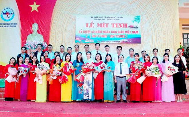 Đội ngũ cán bộ, giáo viên Trường THPT Hồng Quang, huyện Lục Yên từng bước được chuẩn hóa và nâng cao về trình độ chuyên môn.