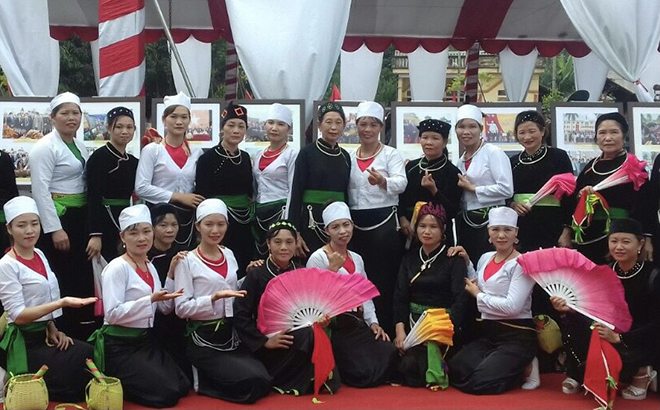 Bà Hà Thị Thanh Tịnh, xã Kiên Thành, huyện Trấn Yên (hàng sau, thứ 6 từ trái sang) cùng thành viên các đội văn nghệ trong xã thường xuyên biểu diễn phục vụ các sự kiện lớn của địa phương.